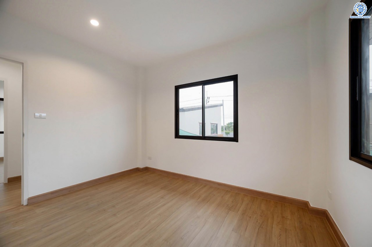 บ้านมือสองตกแต่งใหม่ โครงการ ณัฐชากรีนวิลล์ ปิ่นเกล้า-กาญจนาฯ บนเนื้อที่ 57.70 ตร.ว. ฟังก์ชัน 3 ห้องนอน 2 ห้องน้ำ จอดรถได้ 2 คัน บนทำเลศักยภาพ ใกล้เซ็นทรัลเวสต์เกต ทางด่วน "ศรีรัช" รถไฟฟ้าสายสีม่วง "สถานีตลาดบางใหญ่"